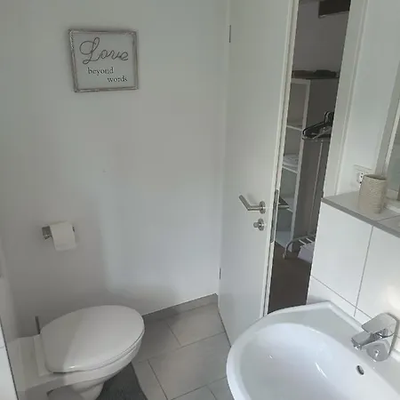 Penzion & Moeblierte In Kahl Am Main, Self-check-in, W-lan, Kuechenzeile Fuer Selbstversorgung, Pkw-platz 4*