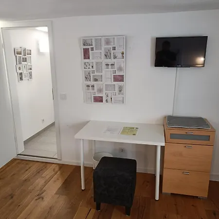 Pensjonat & Moeblierte In Kahl Am Main, Self-check-in, W-lan, Kuechenzeile Fuer Selbstversorgung, Pkw-platz